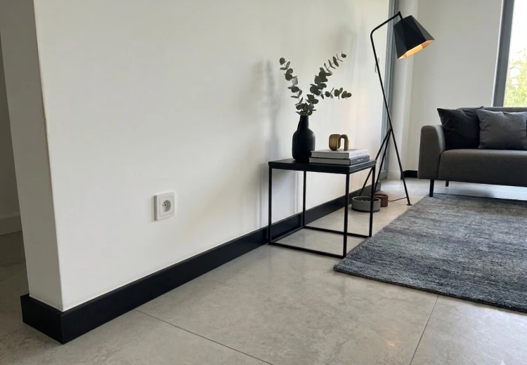 Listwa przypodłogowa czarna twarda polimerowa 240x8 cm wodoodporna MyHome – zdjęcie 4