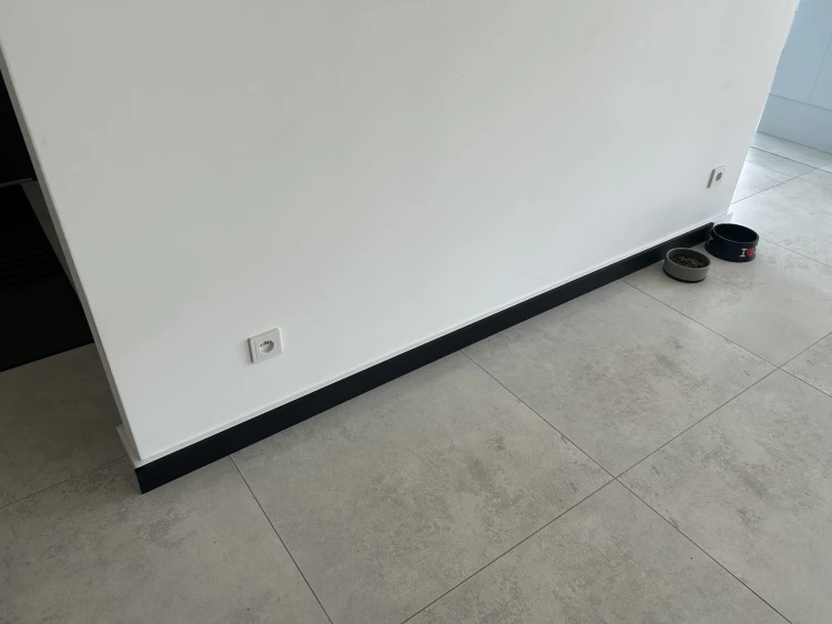Listwa przypodłogowa czarna twarda polimerowa 240x8 cm wodoodporna MyHome – zdjęcie 12