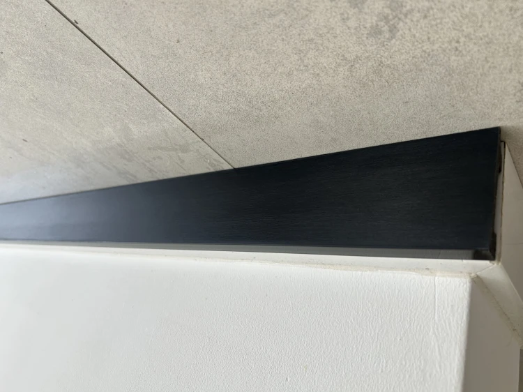 Listwa przypodłogowa czarna twarda polimerowa 240x8 cm wodoodporna MyHome – zdjęcie 13