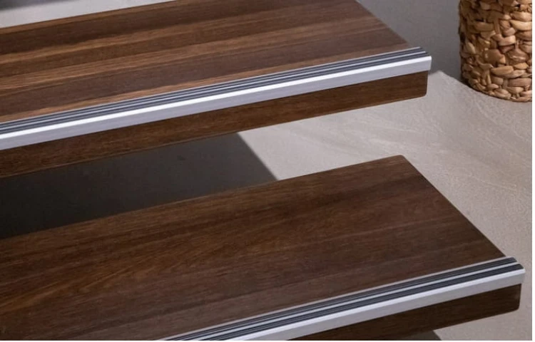 Profil aluminiowy Schodowy z wkładką antypoślizgową Srebrny mat 38x20mm0.9