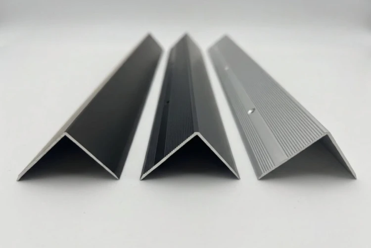 Profil Schodowy Aluminiowy Czarny Ryflowany 45x40mm MyHome