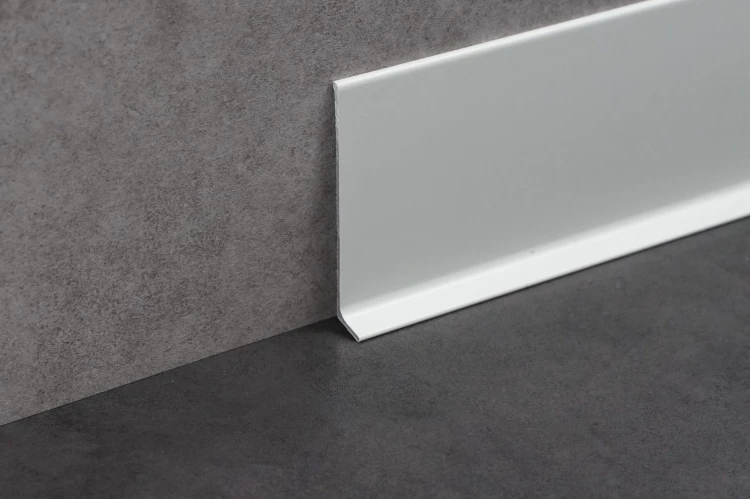 aranżacja podłogi z listwą przypodłogową aluminiową srebrną