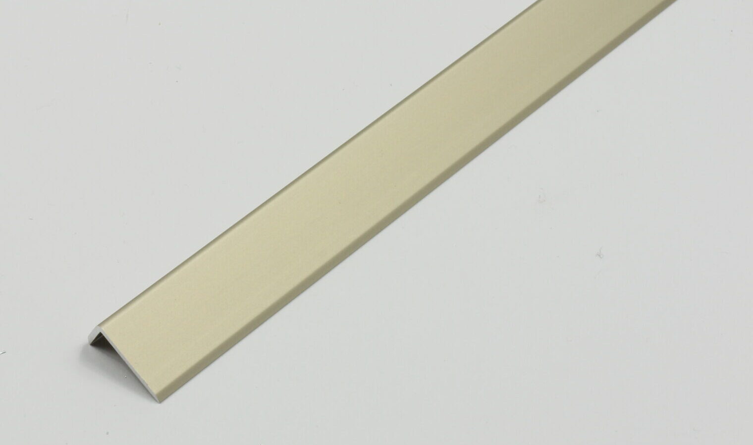 Profil aluminiowy naroznikowy 15×6,5mm 2,7m piaskowy